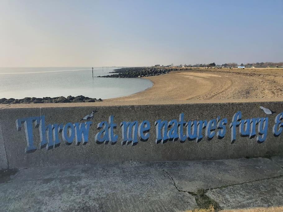 Awave From It All - Escape The City Life Jaywick Sands Exterior photo