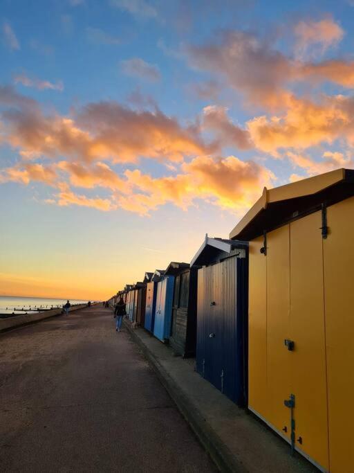 Awave From It All - Escape The City Life Jaywick Sands Exterior photo