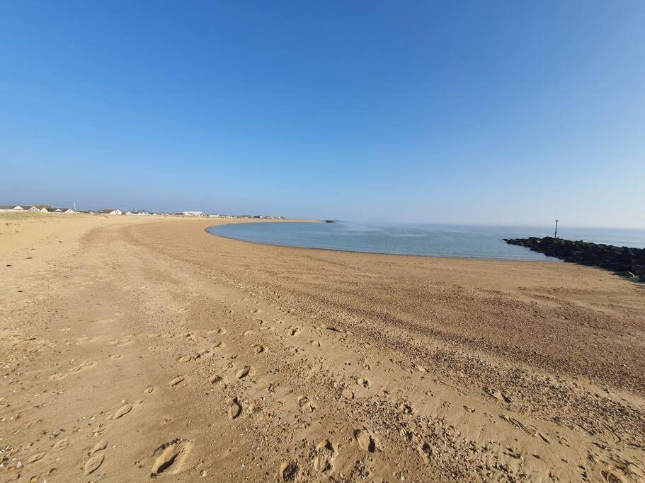 Awave From It All - Escape The City Life Jaywick Sands Exterior photo